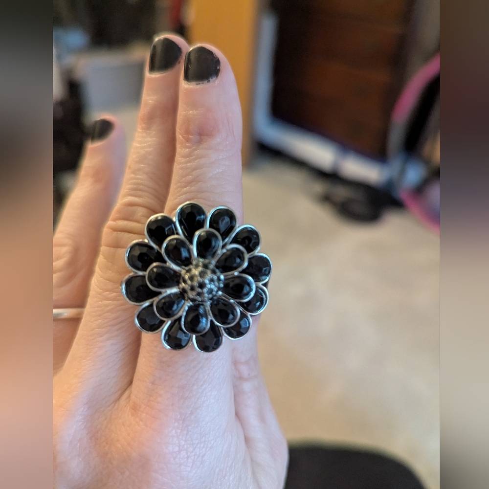Elegant Black Floral Ring